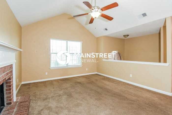 746 Peteywood Dr - Photo 4 of 18