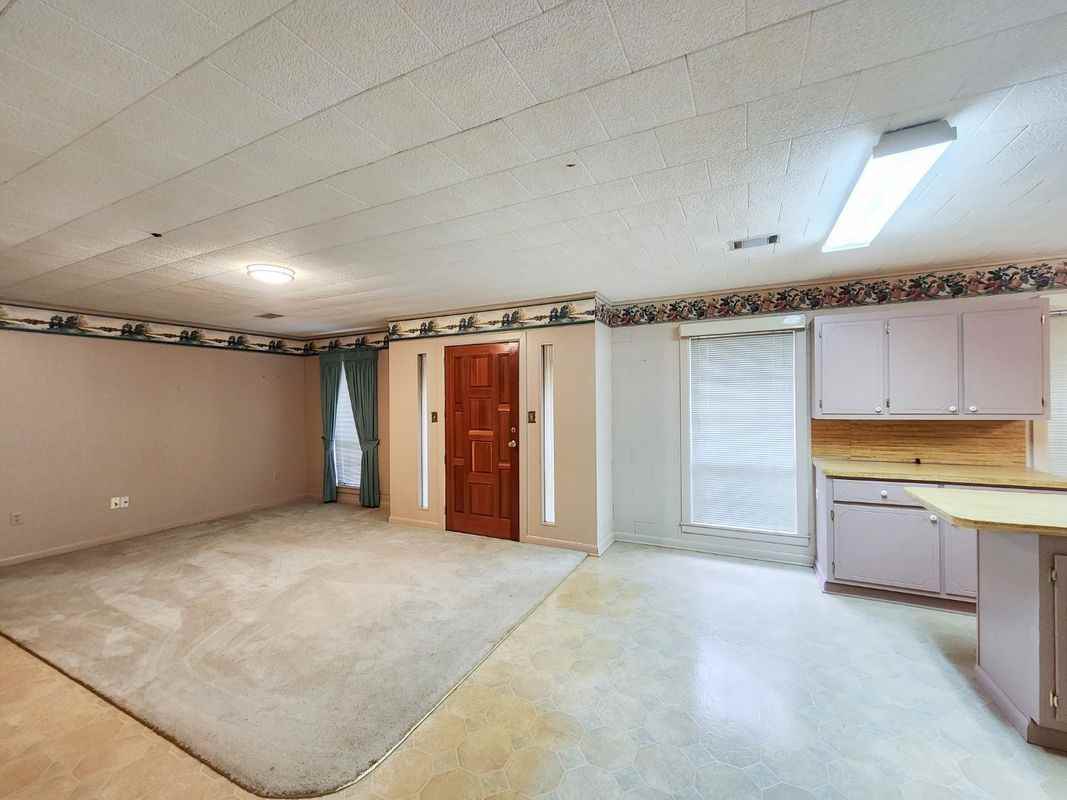 1402 Loberg Ln - Photo 4 of 25