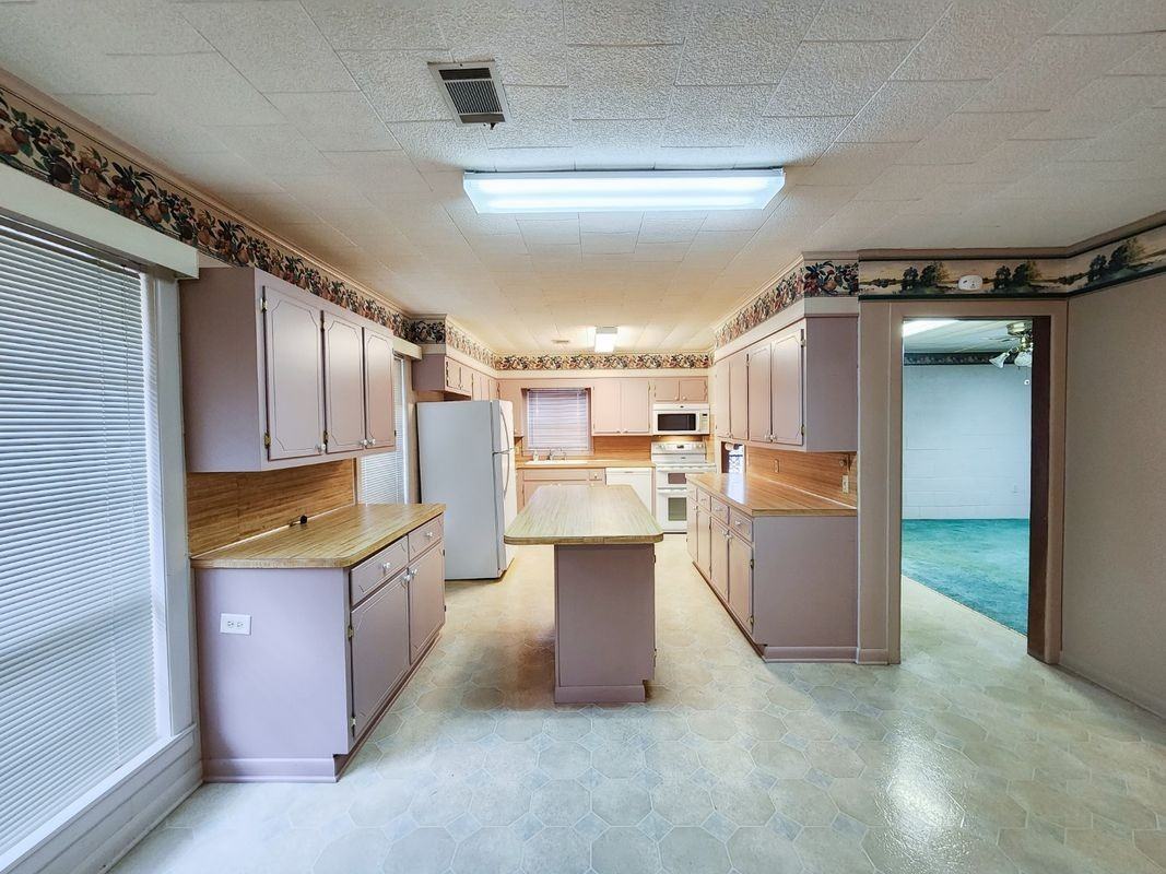 1402 Loberg Ln - Photo 5 of 25