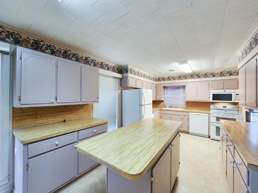 1402 Loberg Ln - Photo 6 of 25