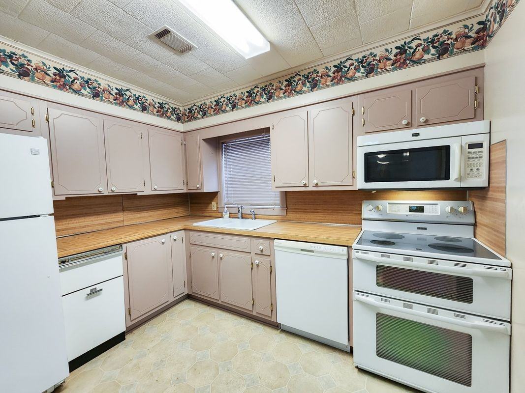 1402 Loberg Ln - Photo 7 of 25