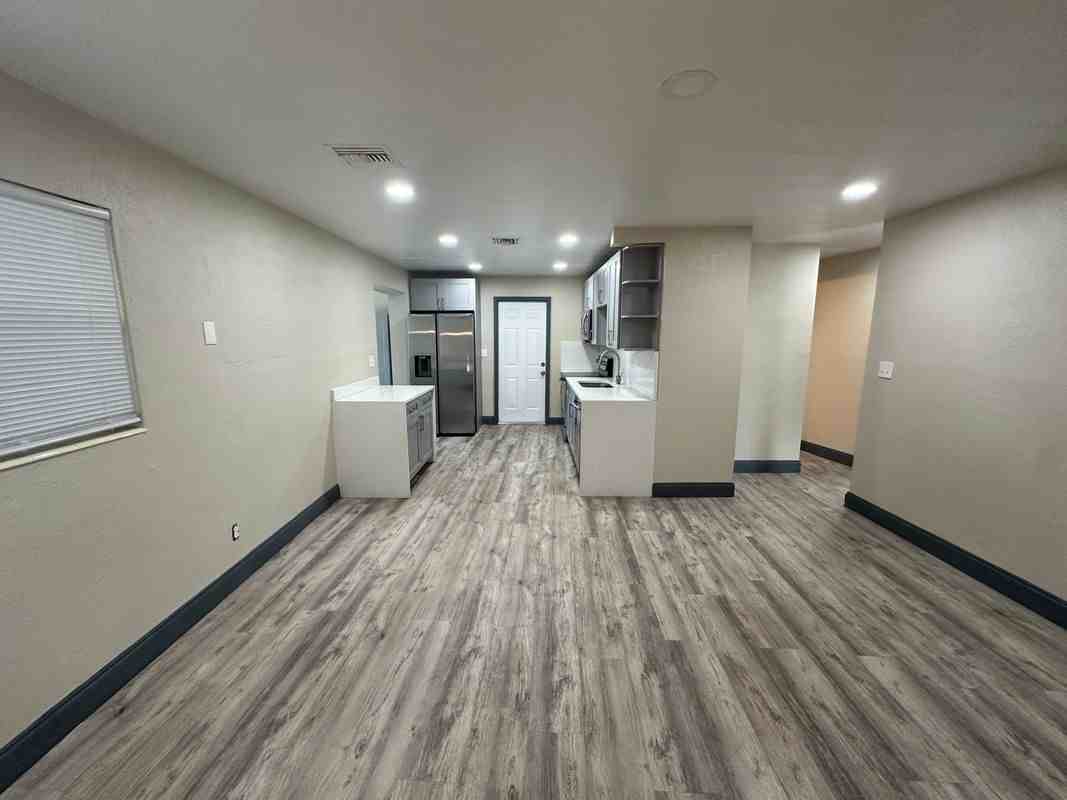 2550 Ne 7th Ter - Photo 3 of 14