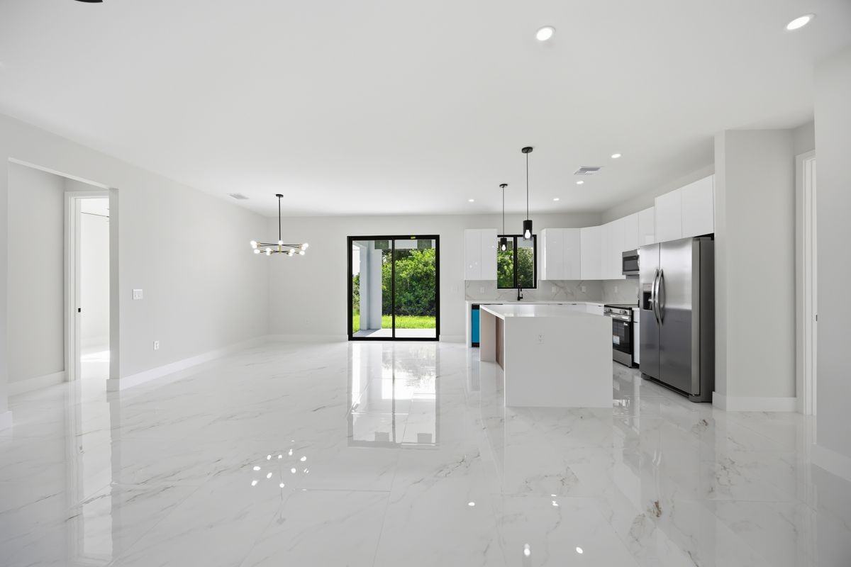 328 Milford St - Photo 3 of 33