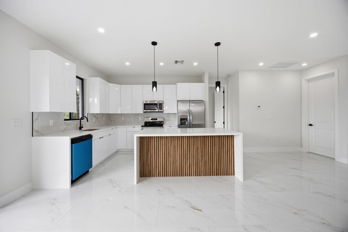 328 Milford St - Photo 5 of 33
