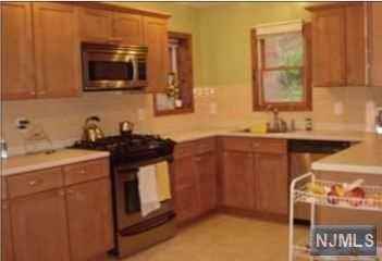 99 Lincoln Ave - Photo 2 of 10