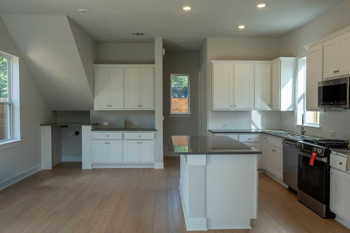 2705 Wilson St - Photo 4 of 26