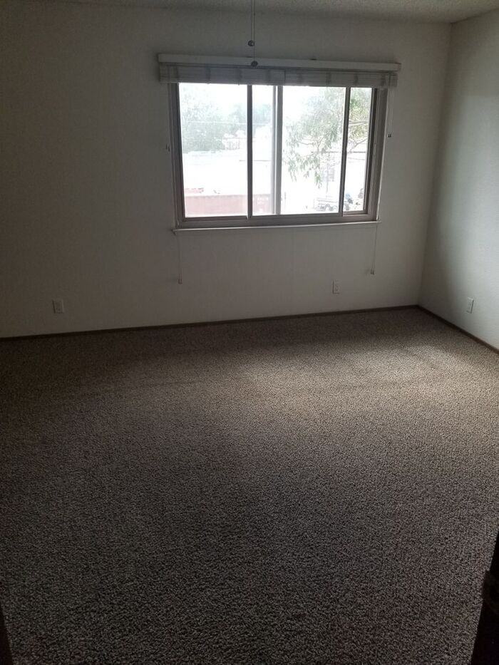 317 19th St - Photo 5 of 7