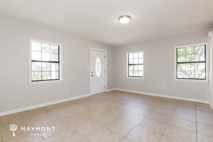 690 Formosa Ave - Photo 4 of 12