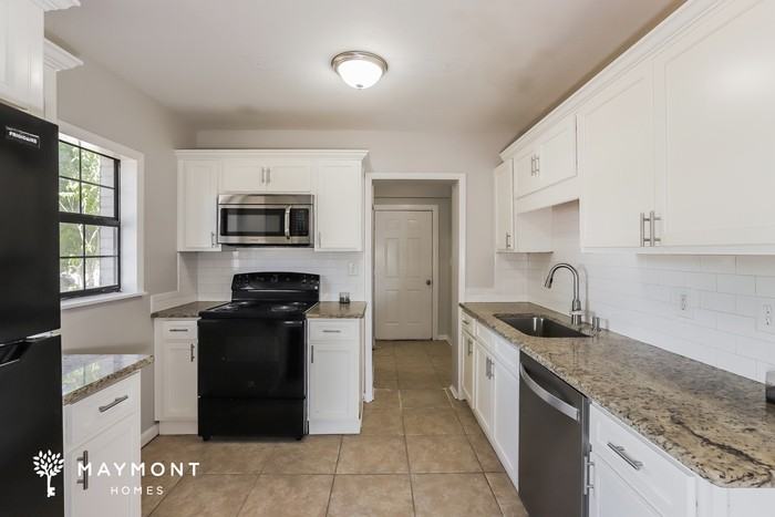 690 Formosa Ave - Photo 5 of 12