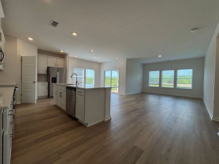 261 Avebury Rd - Photo 7 of 50