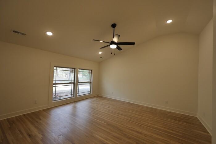 4392 Ashland City Rd - Photo 6 of 17