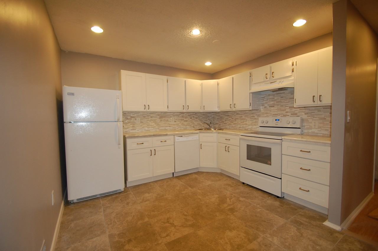 66 Canterbury Ct #66 - Photo 3 of 8