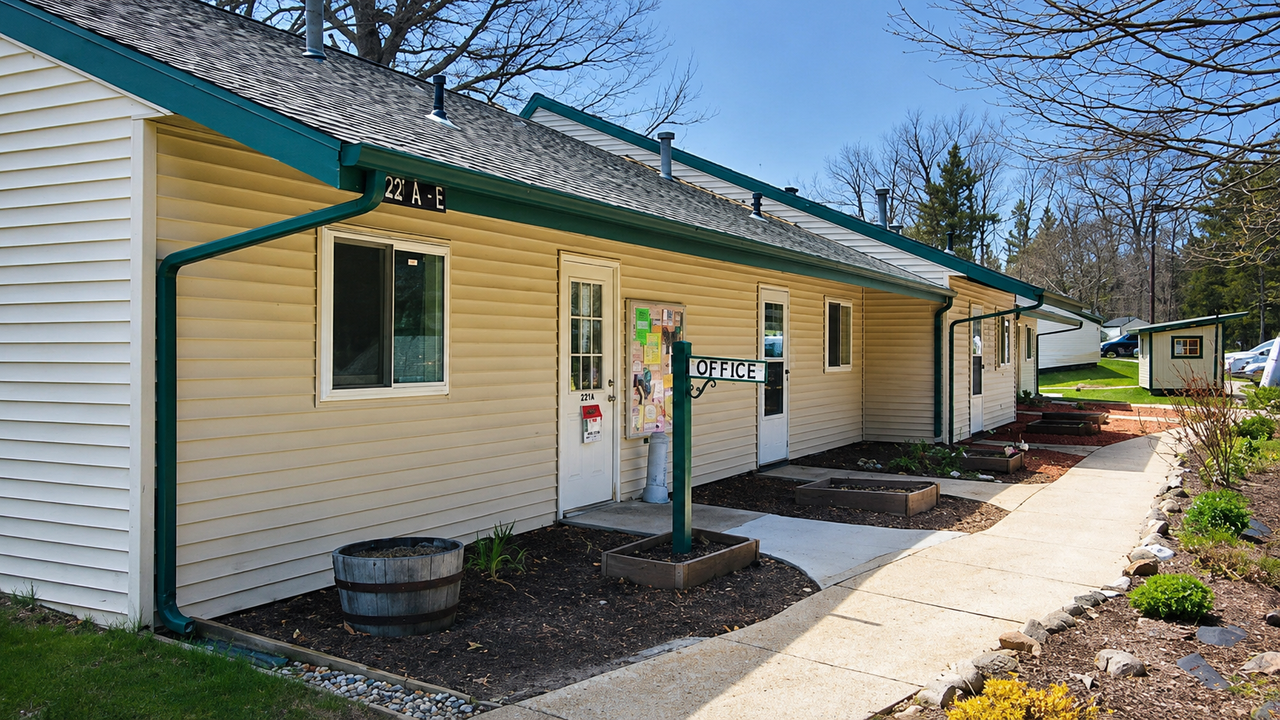 723 E Lansing - Photo 3 of 5