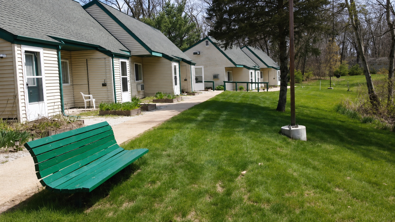 723 E Lansing - Photo 4 of 5