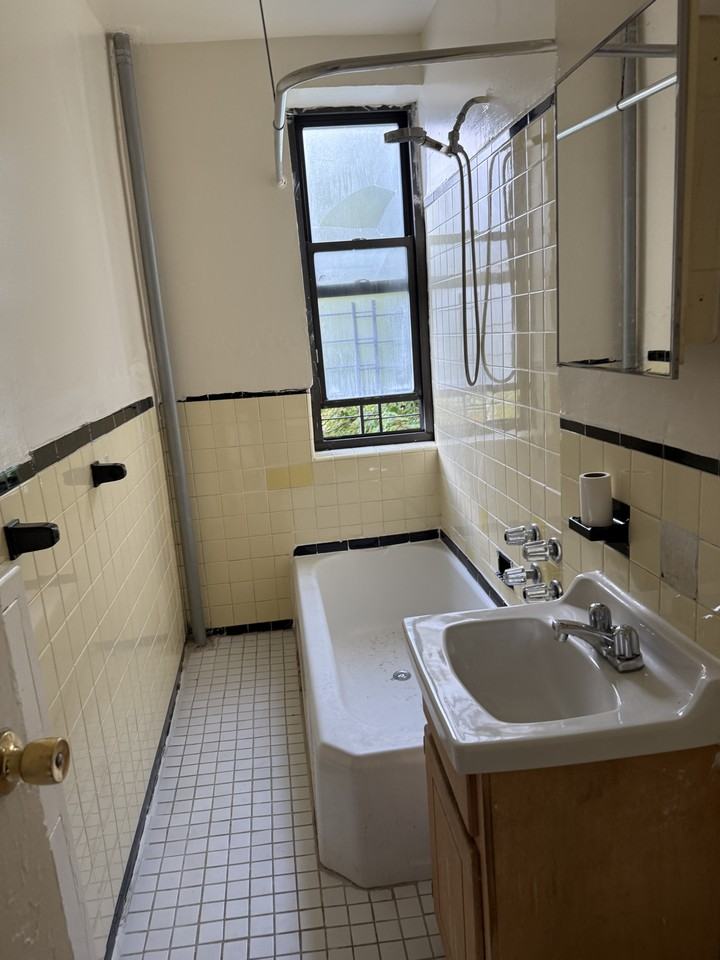 2386 Davidson Ave #2C - Photo 5 of 6