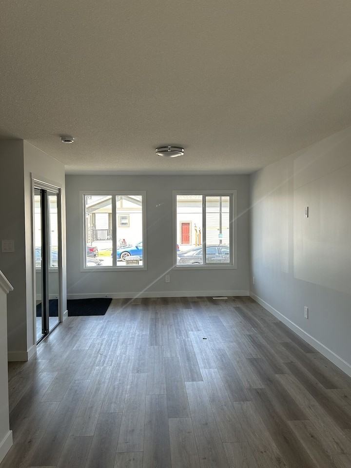 5129 21a Ave Sw - Photo 2 of 11