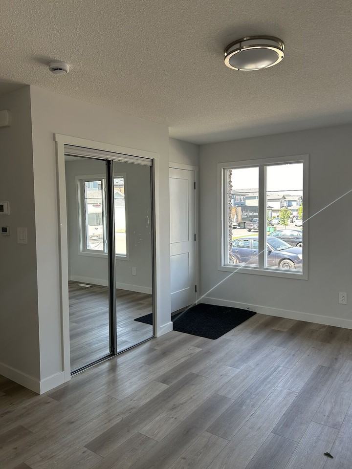 5129 21a Ave Sw - Photo 5 of 11