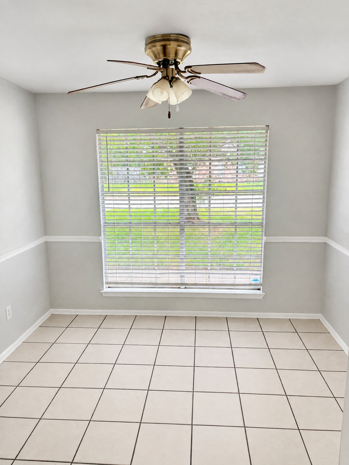 7205 Greenbriar St - Photo 4 of 17