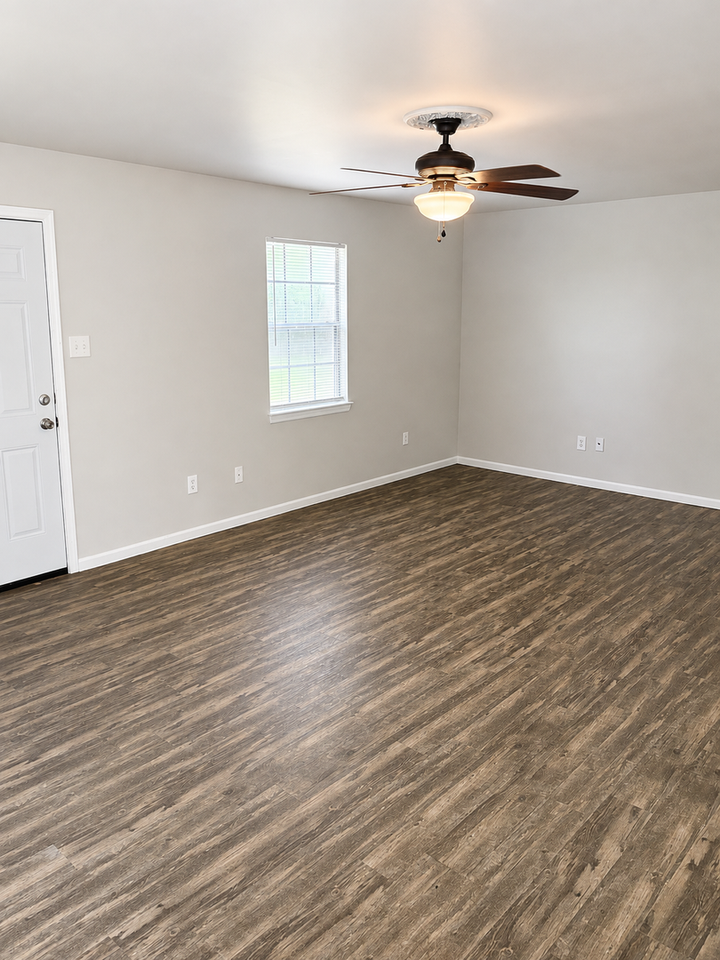 7205 Greenbriar St - Photo 5 of 17