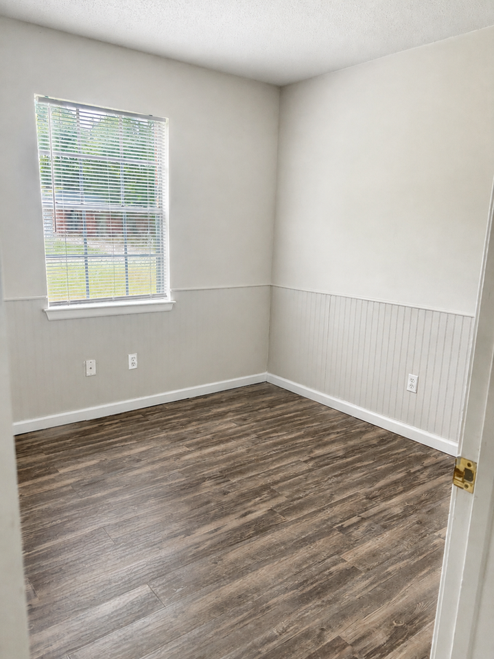 7205 Greenbriar St - Photo 7 of 17