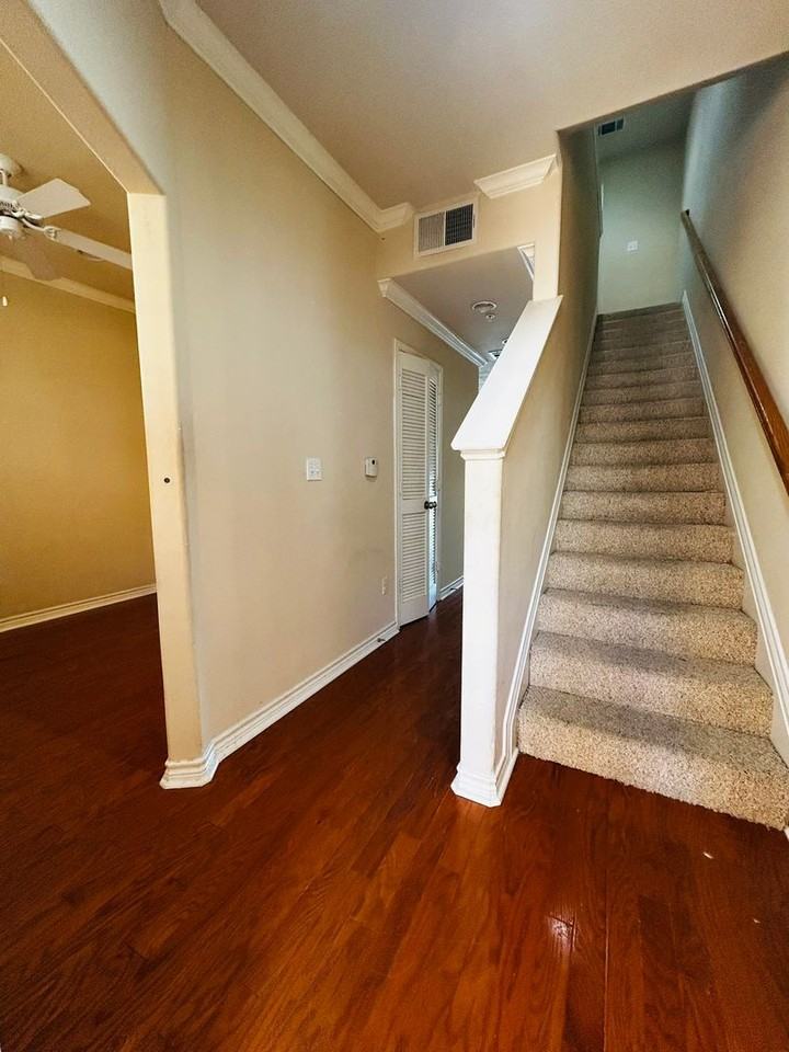 305 E 31st St - Photo 5 of 27