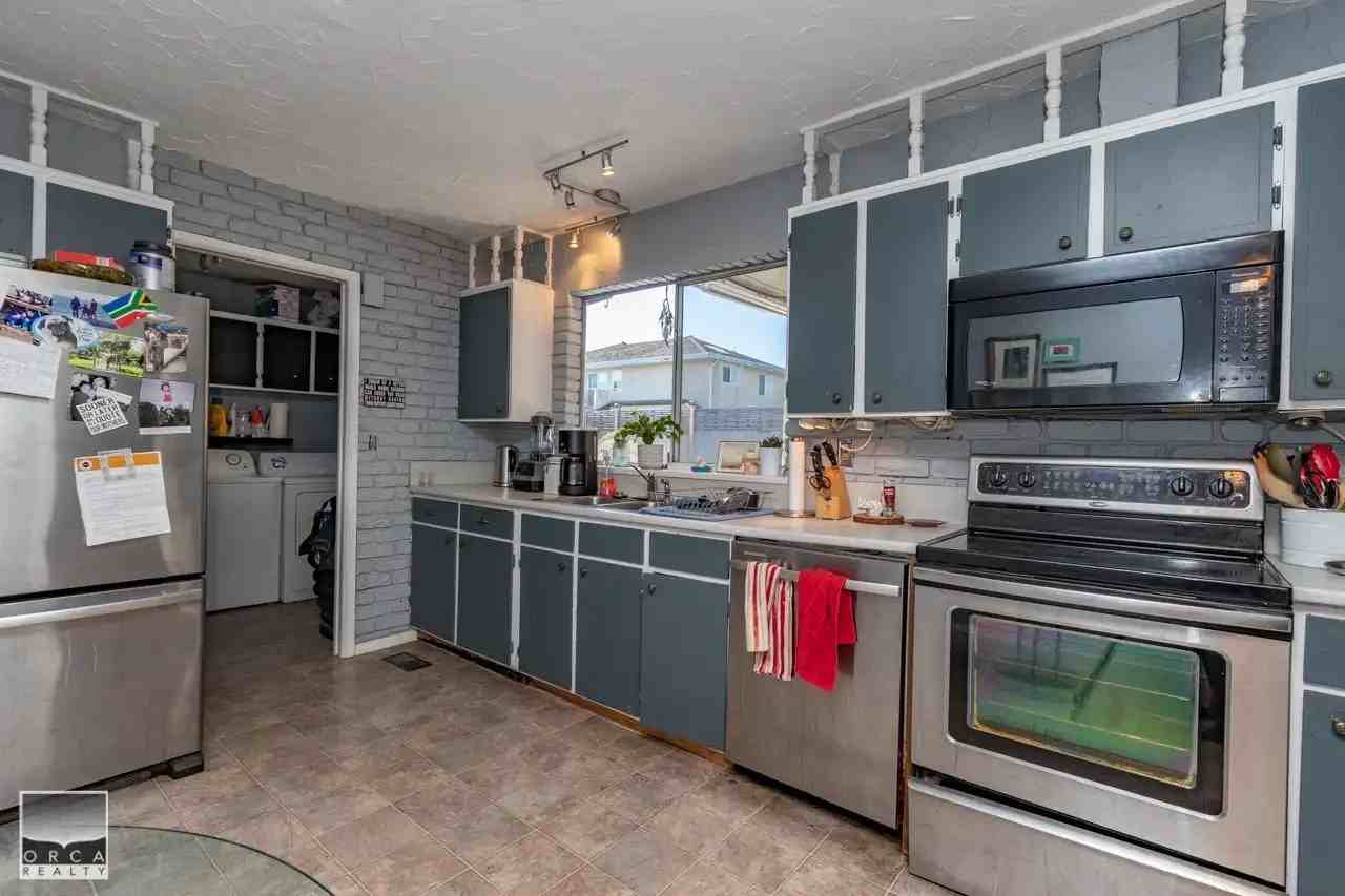 4663 55 Street - Photo 5 of 10