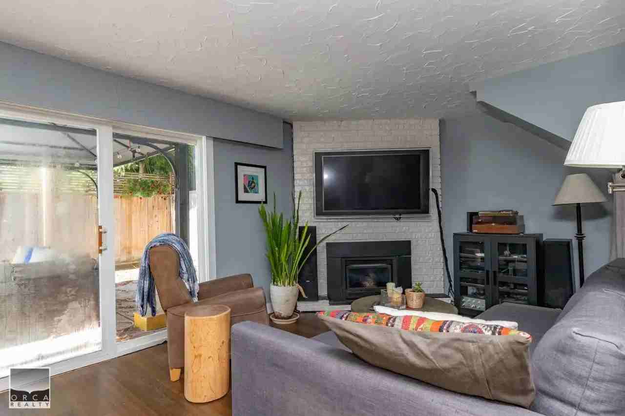 4663 55 Street - Photo 3 of 10