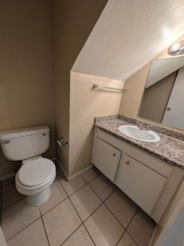 1135 Helix St #4 - Photo 5 of 13