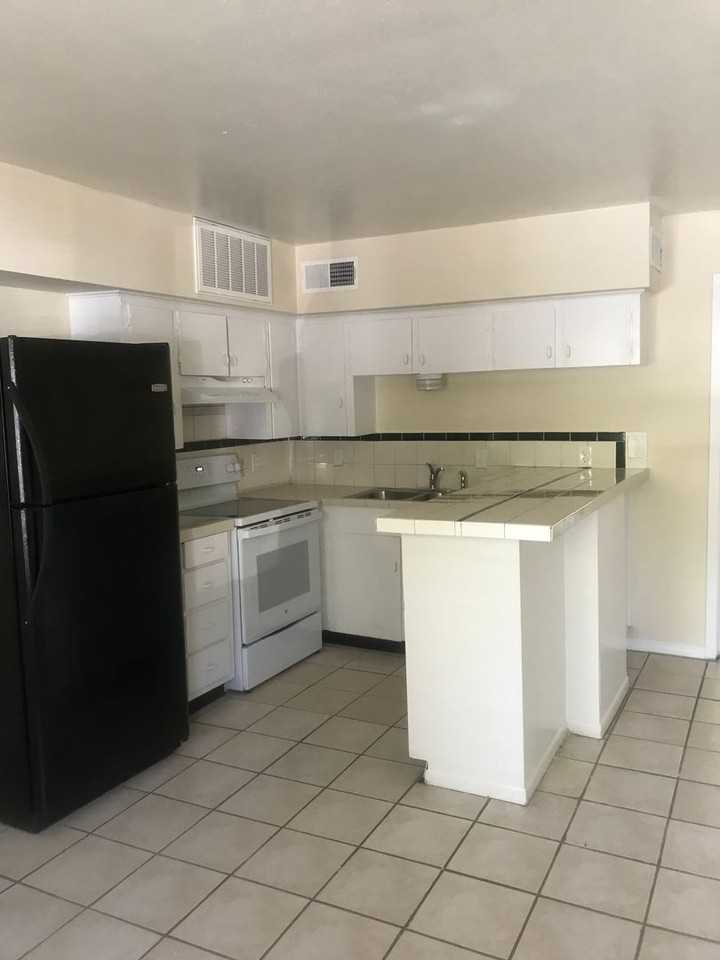 308 Smith St - Photo 2 of 11