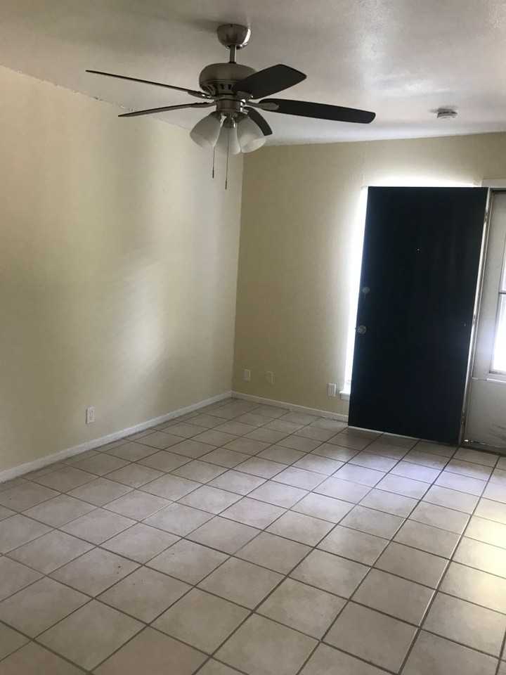 308 Smith St - Photo 5 of 11