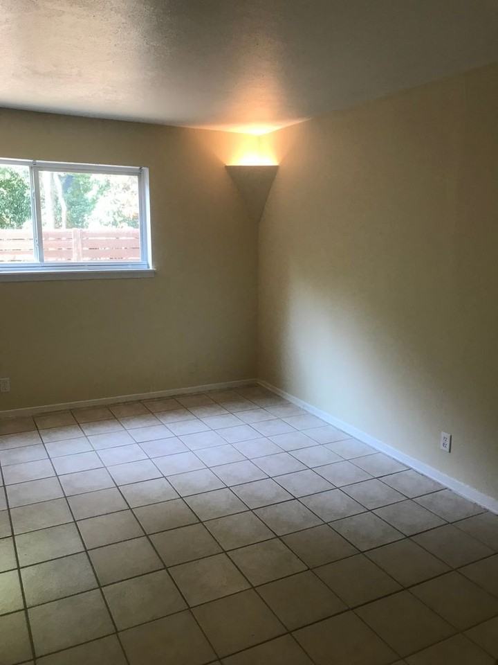308 Smith St - Photo 6 of 11