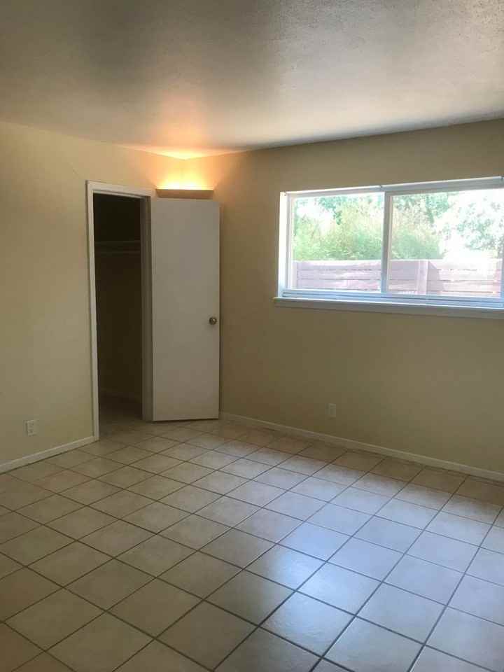 308 Smith St - Photo 7 of 11