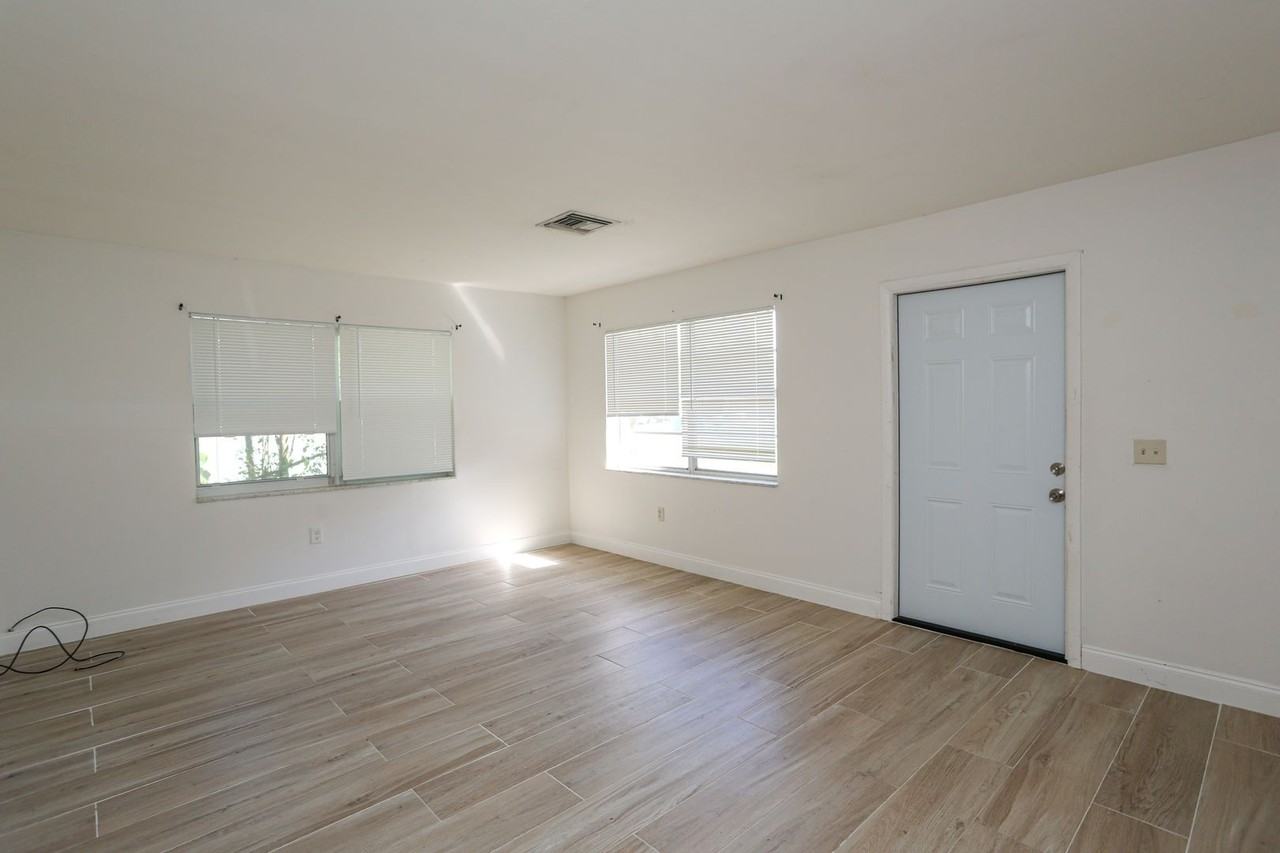 1095 San Remo Ave - Photo 2 of 16