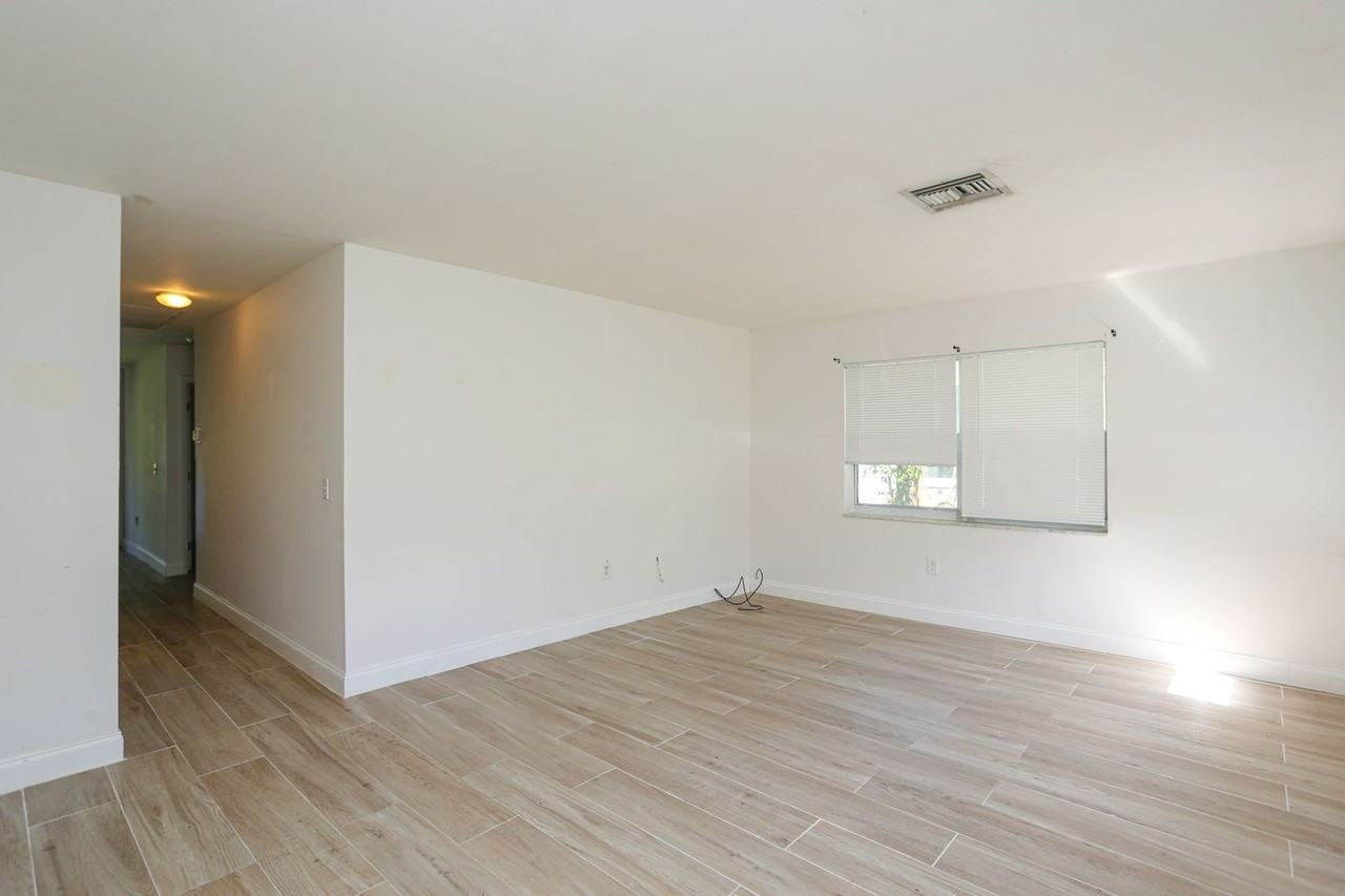 1095 San Remo Ave - Photo 3 of 16