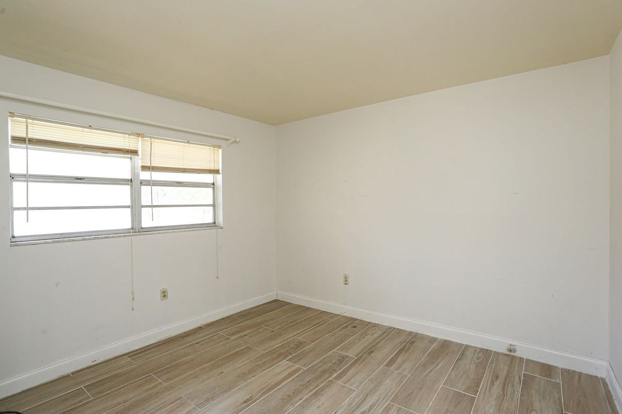 1095 San Remo Ave - Photo 5 of 16