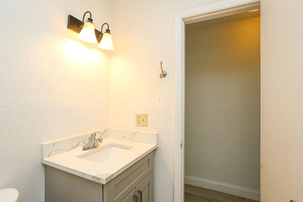 1095 San Remo Ave - Photo 6 of 16