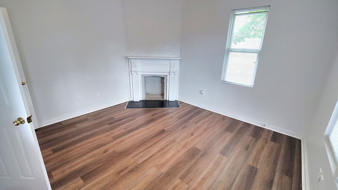 409 Kingsboro St - Photo 4 of 22