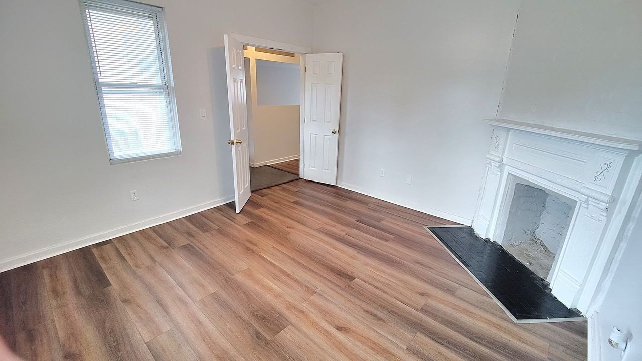 409 Kingsboro St - Photo 5 of 22