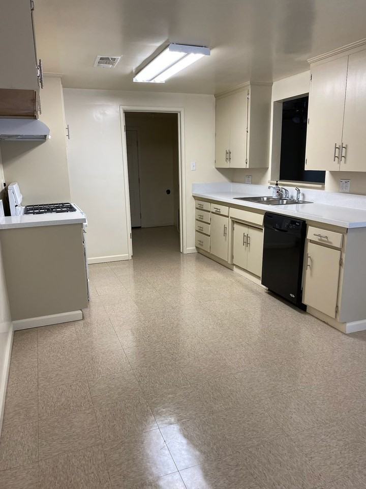 3301 Dwight St - Photo 4 of 14