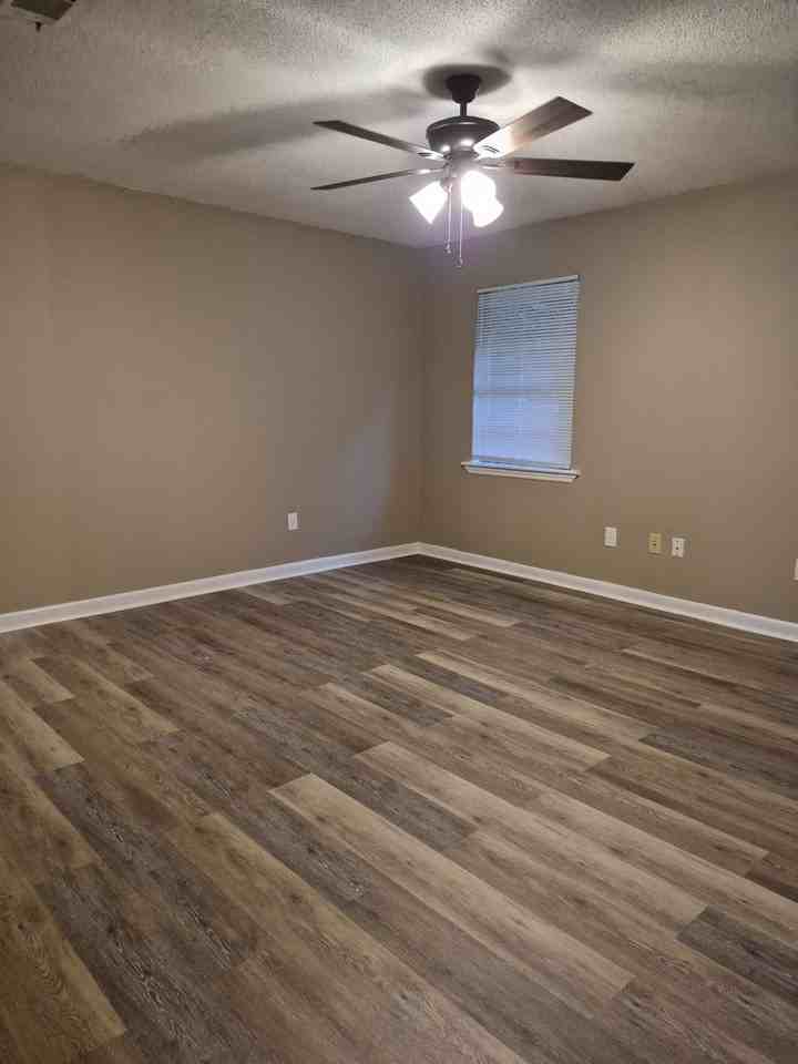 145 Deerwood Ct - Photo 3 of 21