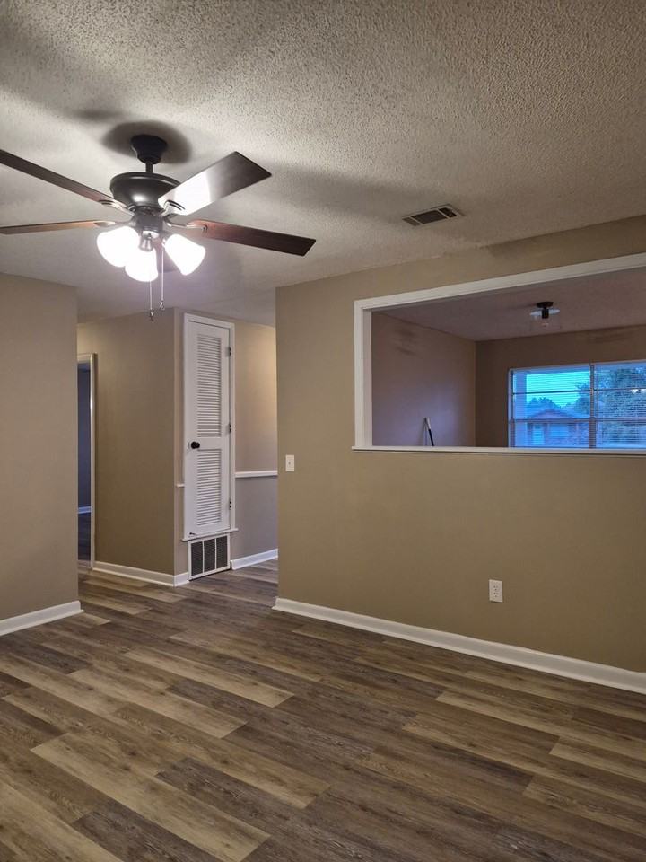 145 Deerwood Ct - Photo 4 of 21