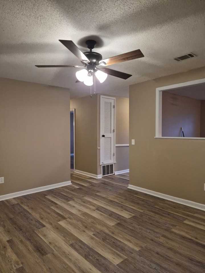 145 Deerwood Ct - Photo 5 of 21