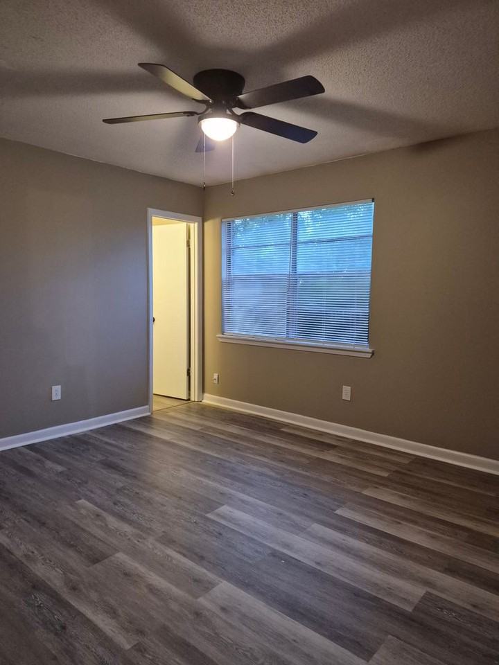 145 Deerwood Ct - Photo 7 of 21