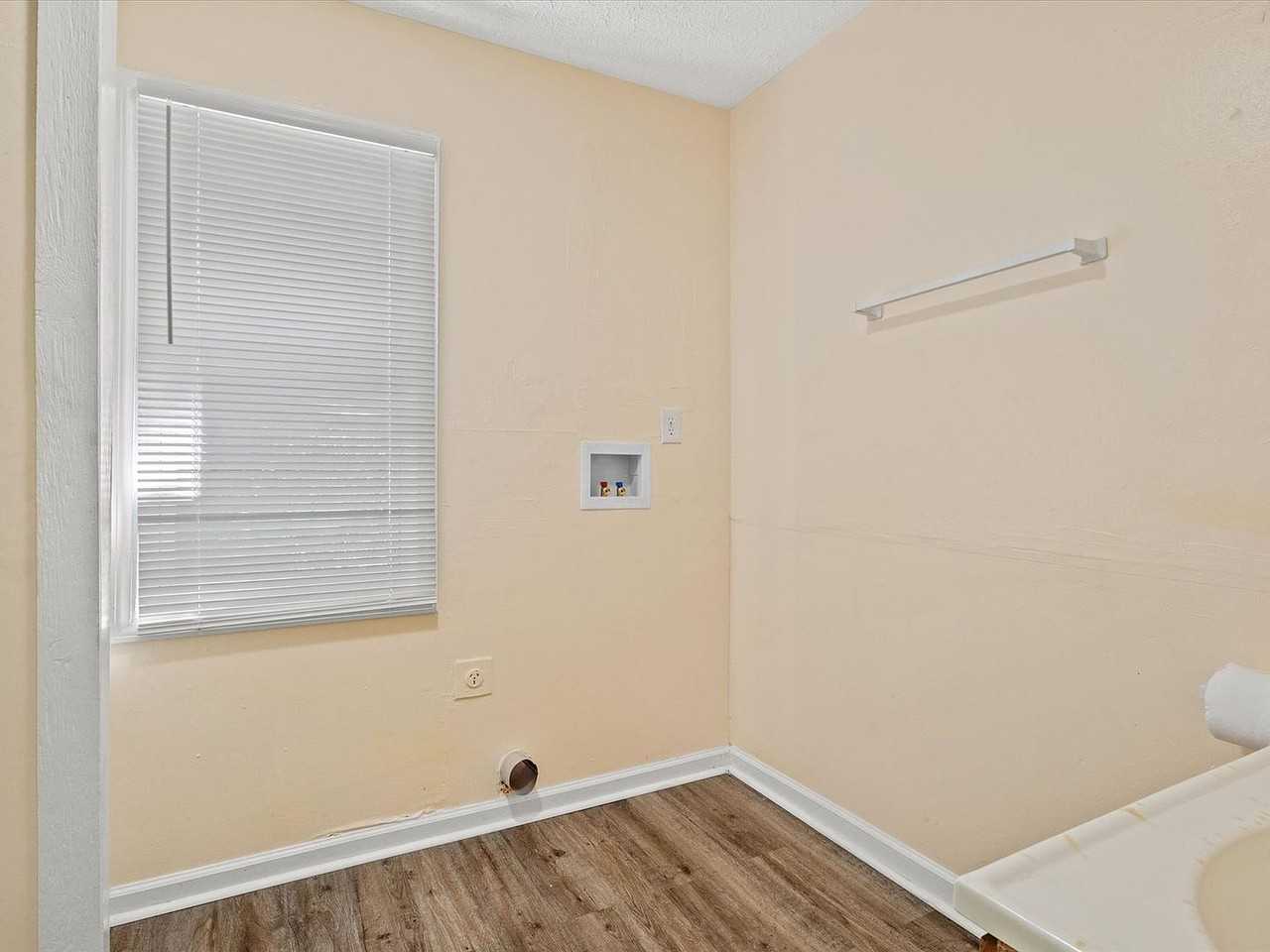 150 Cook Ave - Photo 5 of 22