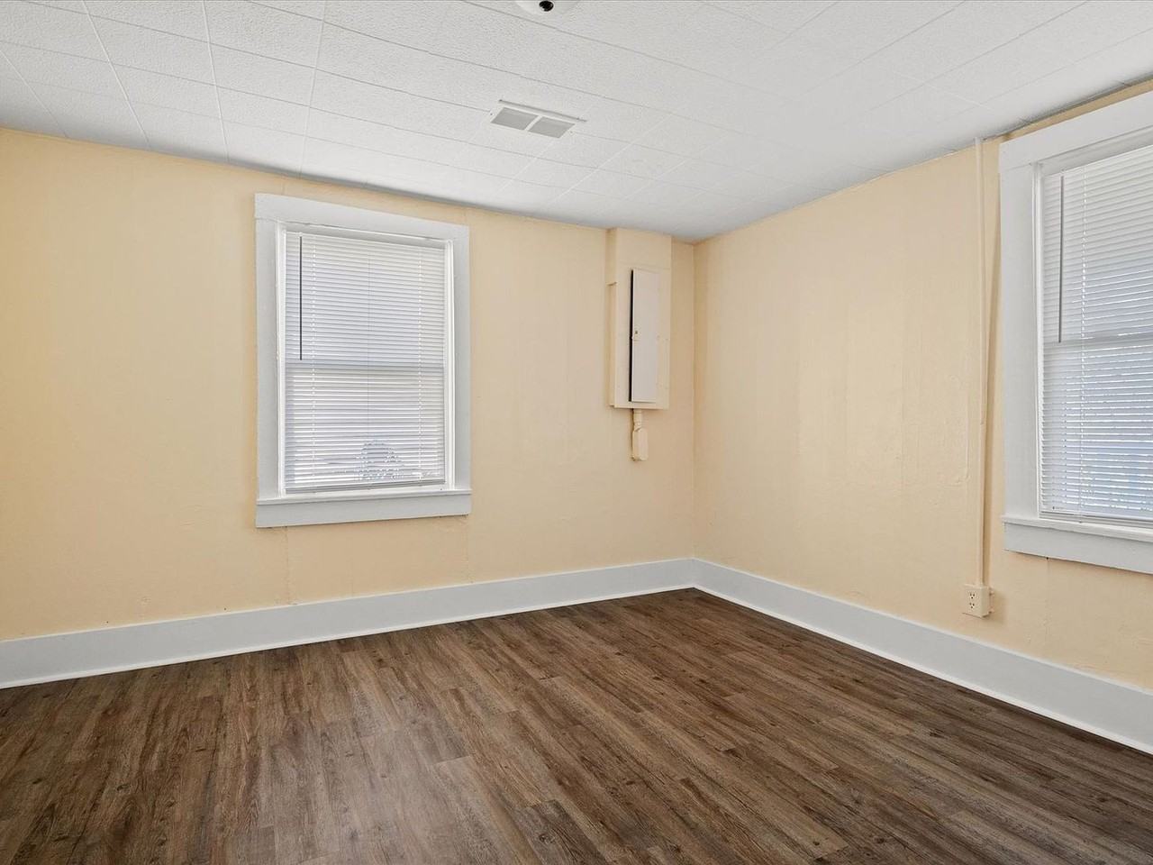 150 Cook Ave - Photo 6 of 22