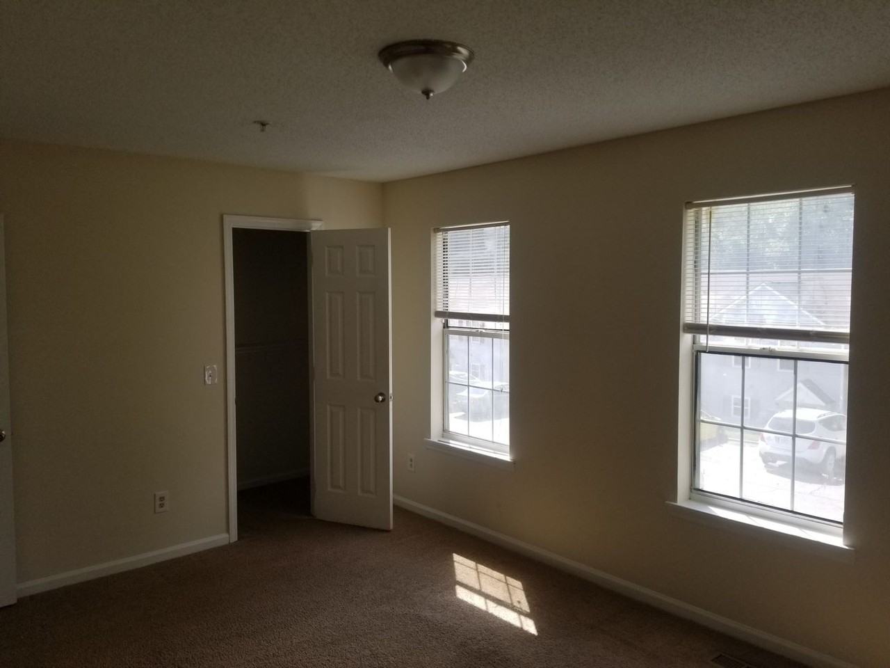 1065 Thornwoode Ln - Photo 2 of 9