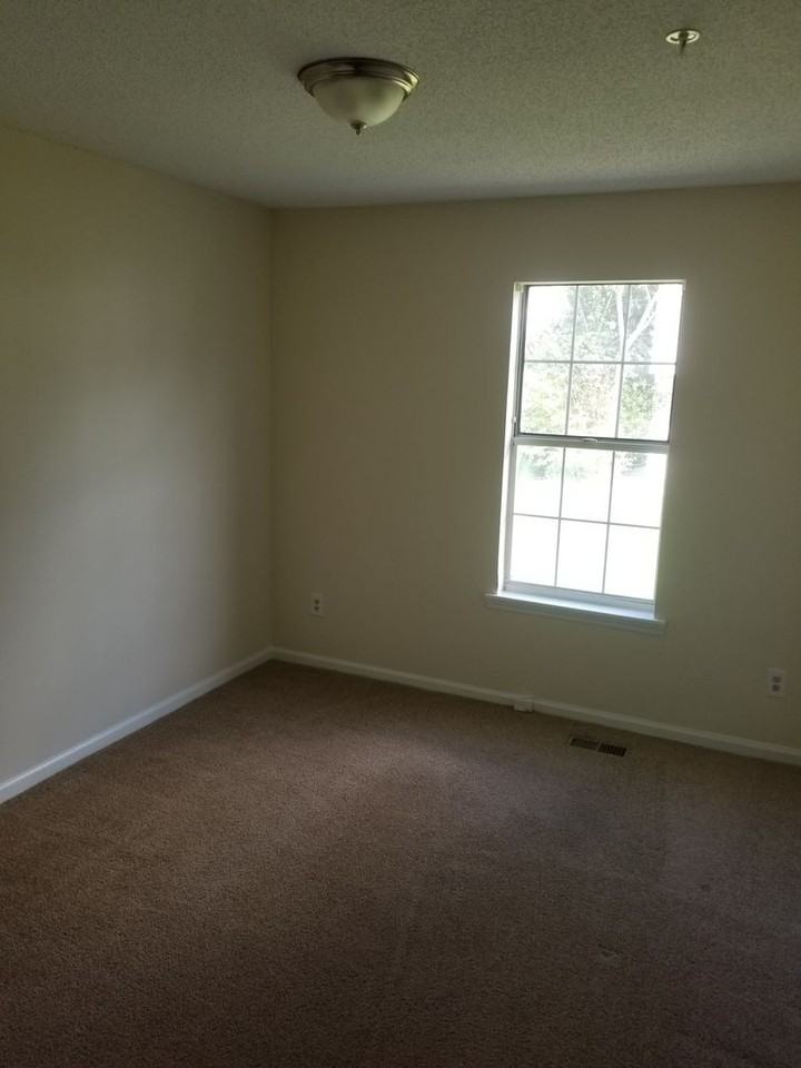 1065 Thornwoode Ln - Photo 3 of 9