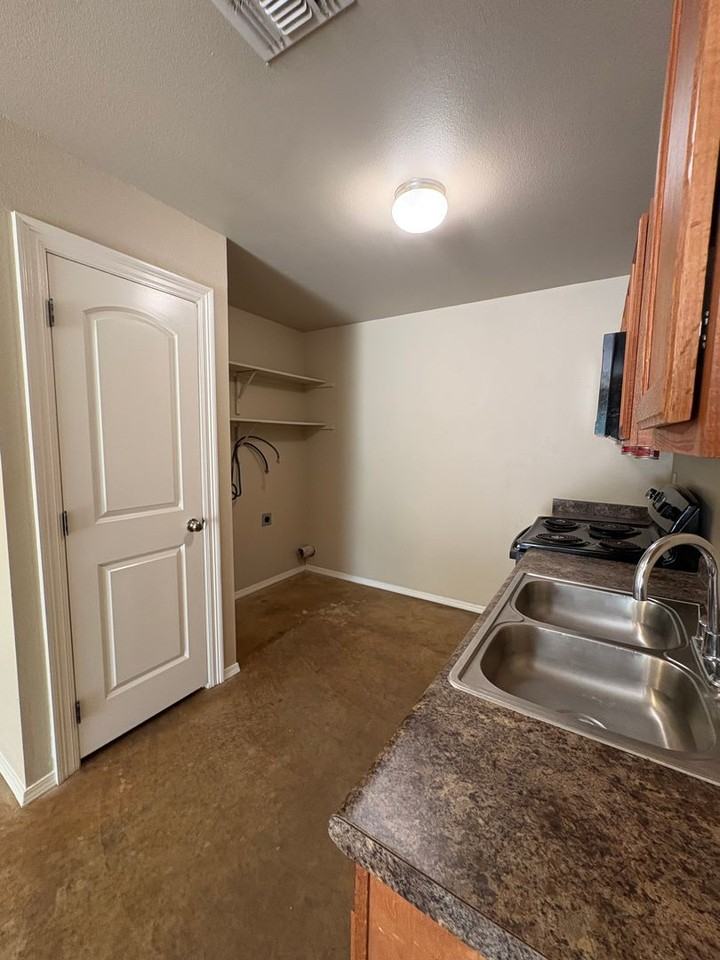 2308 Queens Hwy - Photo 4 of 11