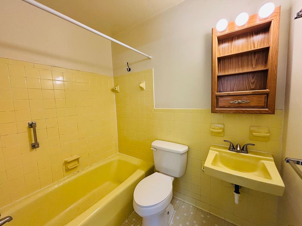 111 Canterbury Ct - Photo 4 of 25