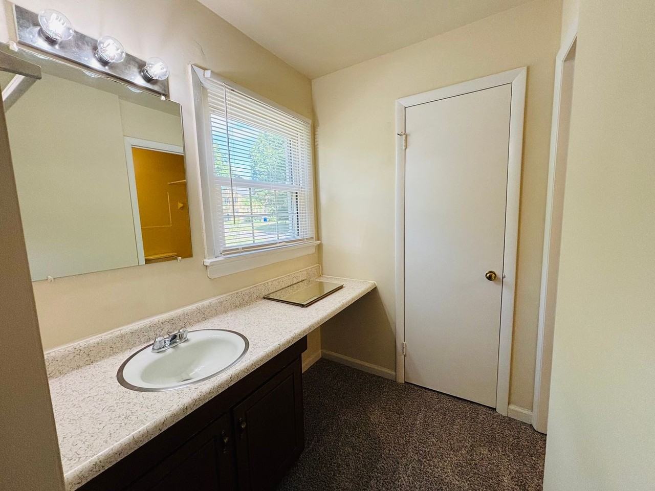111 Canterbury Ct - Photo 5 of 25